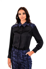 Load image into Gallery viewer, SATIN SHIRT WITH SNAKE PRINT ON THE COLLAR