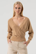 Load image into Gallery viewer, KNITTED TOP CROSSED